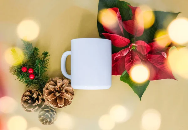 白マグカップとベージュの背景にクリスマスの装飾. — ストック写真