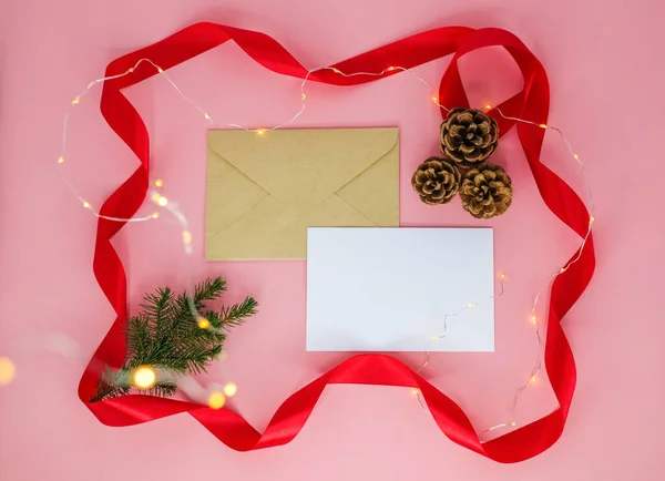 Briefumschlag und Weihnachtsdekoration auf rosa Hintergrund. — Stockfoto