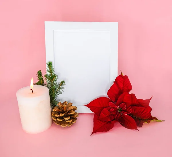 Rahmen und Weihnachtsdekoration auf rosa Hintergrund. — Stockfoto