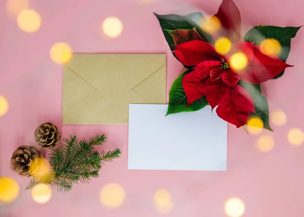 Briefumschlag und Weihnachtsdekoration auf rosa Hintergrund. — Stockfoto