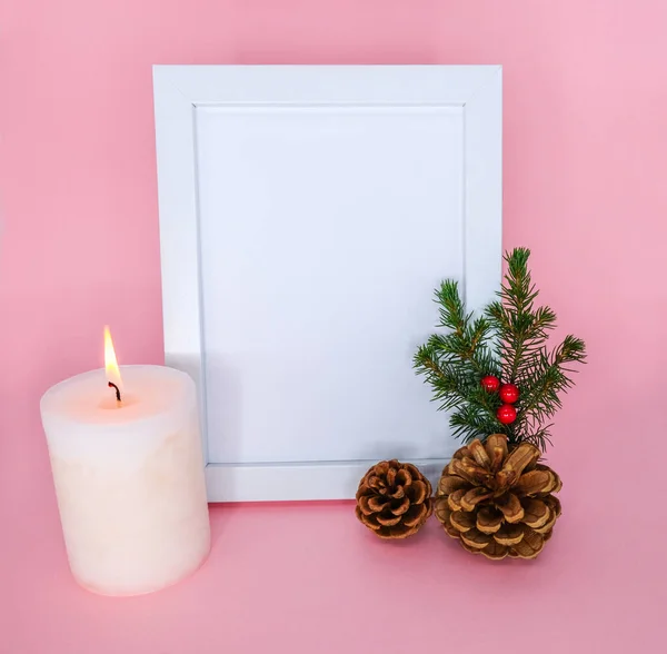 Rahmen und Weihnachtsdekoration auf rosa Hintergrund. — Stockfoto