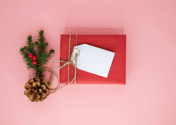 Geschenkschachtel und Weihnachtsdekoration auf rosa Hintergrund. — Stockfoto