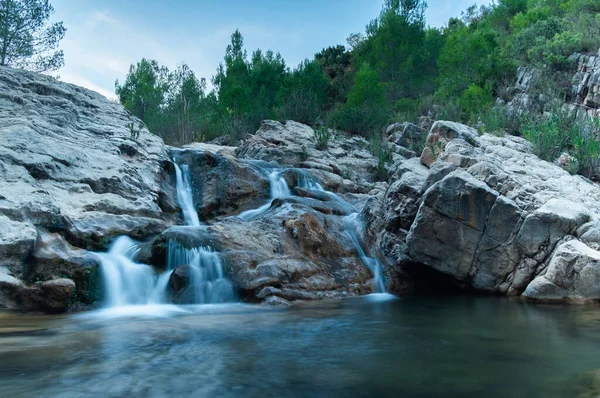 Une petite belle cascade avec les rochers. — Photo