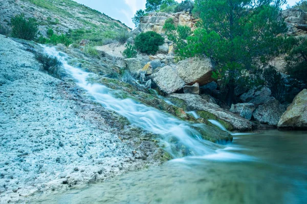 Маленький красивый водопад со скалами. — стоковое фото