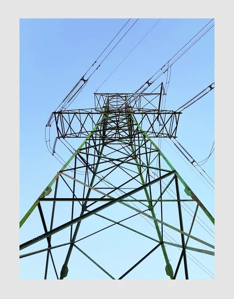 Hoogspanningsleidingen Voor Elektriciteitstransmissie Tegen Blauwe Achtergrond Poster Behang — Stockfoto