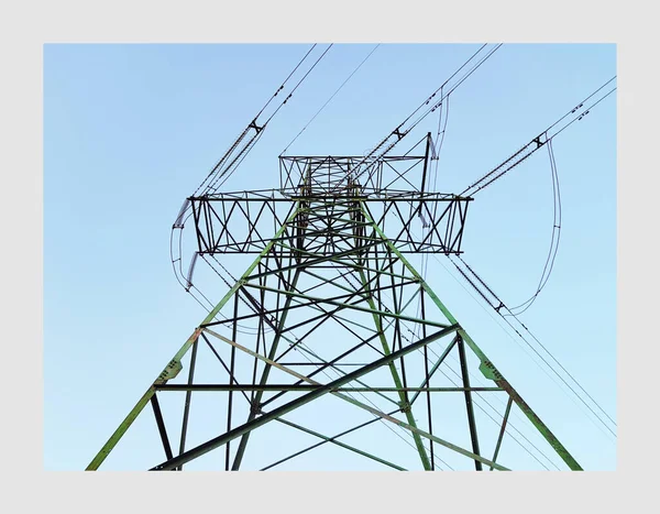 Hoogspanningsleidingen Voor Elektriciteitstransmissie Tegen Blauwe Achtergrond Poster Behang — Stockfoto