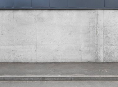 Bir binanın beton duvarının bir parçası ve asfalt kaldırım, bina cephesi, bir şablon veya kaynak