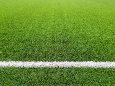 Bir futbol sahasının beyaz çizgili, kaynaklı ya da duvar kağıtlı yapay çimenli bir parçası.