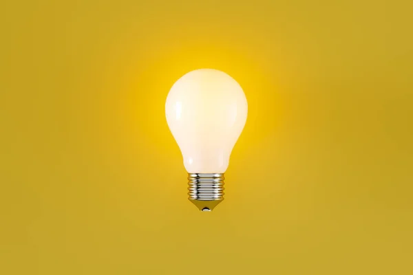 Lâmpada Luminosa Clássica Brilhante Com Filamento Fundo Amarelo Banner Web — Fotografia de Stock