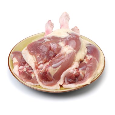 Plaka üzerinde ham ördek bacaklar