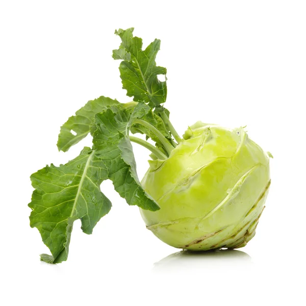 Verse koolrabi met groene bladeren — Stockfoto