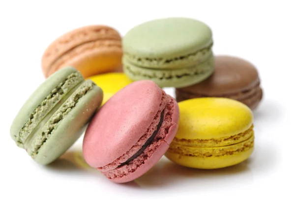 Macarons colorés français isolés sur — Photo