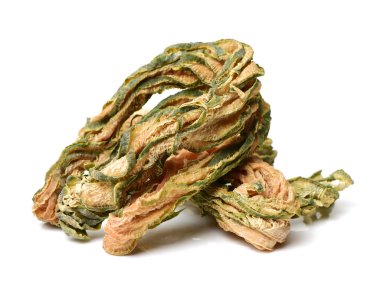 kurutulmuş yeşil turp dilim üzerinde 