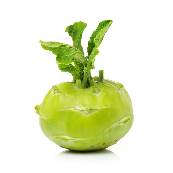 Färsk kålrabbi med gröna blad — Stockfoto