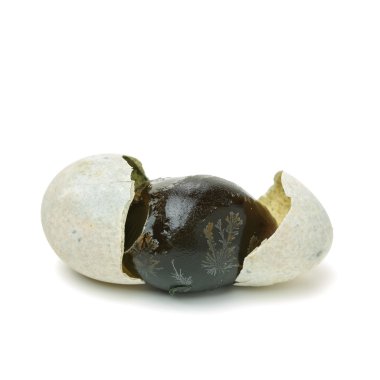 Beyaz arka plan üzerinde izole korunmuş ördek yumurta