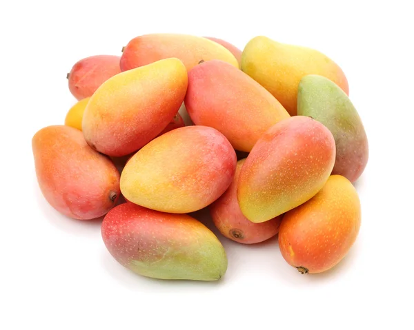 Кучка фруктов манго близко — стоковое фото