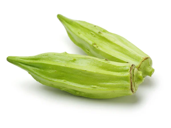 Verse okra geïsoleerd op een witte achtergrond — Stockfoto