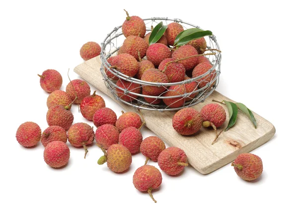 Färsk Litchi på vit — Stockfoto