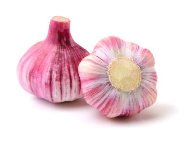 Beyaz arka plan üzerinde yeni sarımsak