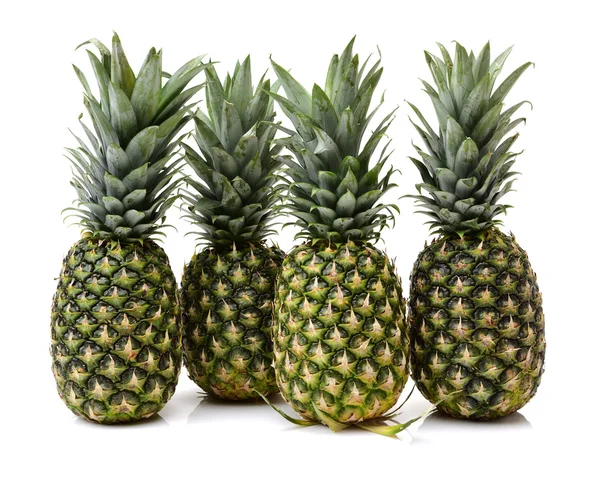 Ananasy w koszyku z bliska — Zdjęcie stockowe