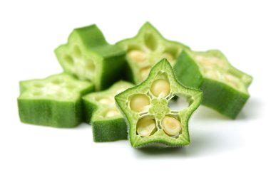 Taze genç bamya dilimleri