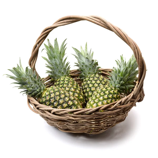 Sepet içinde ananas yakın çekim — Stok fotoğraf