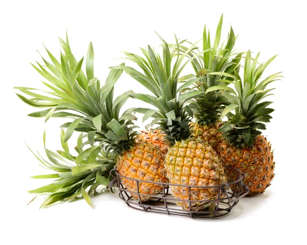 Ananas hautnah auf weiß — Stockfoto