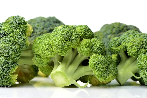 Broccoli på vit bakgrund — Stockfoto