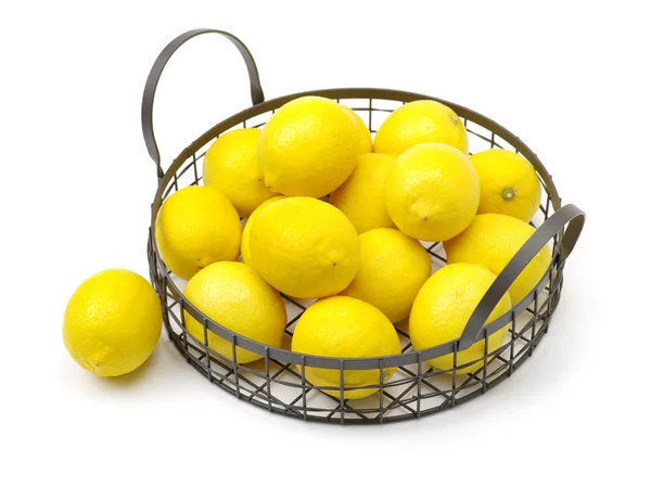 Ώριμα φρέσκα λεμόνια στο καλάθι σιδήρου — Φωτογραφία Αρχείου