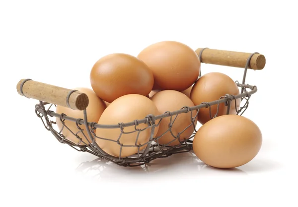 生鸡蛋在铁篮子里 — 图库照片