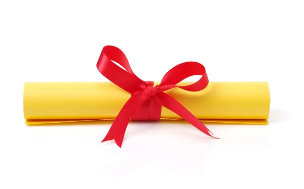 Gele brief koppelverkoop met rood lint — Stockfoto