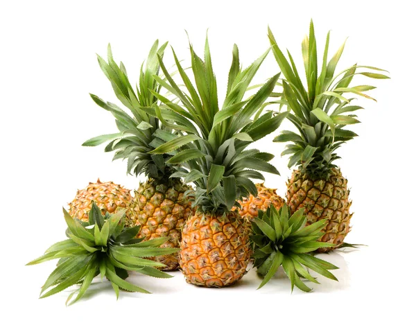 Ananasy z bliska na białym — Zdjęcie stockowe