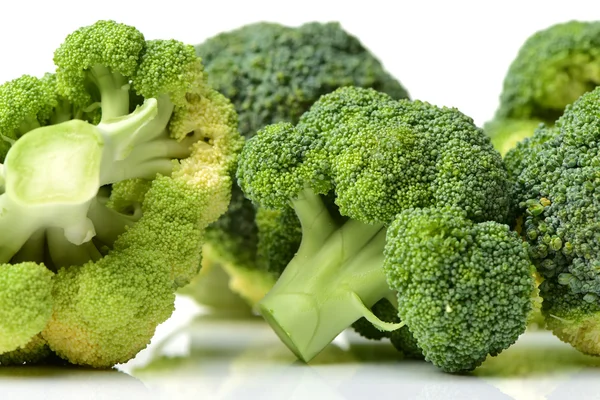 Broccoli op witte achtergrond — Stockfoto