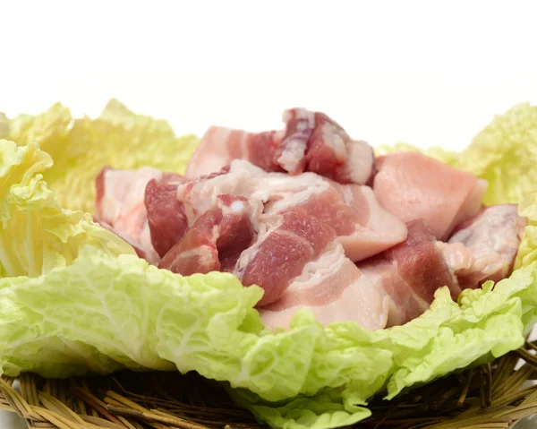 Pilha de carne crua em folha de salada — Fotografia de Stock