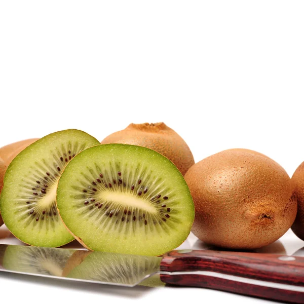 Hele en geknipte gouden kiwifruits — Stockfoto