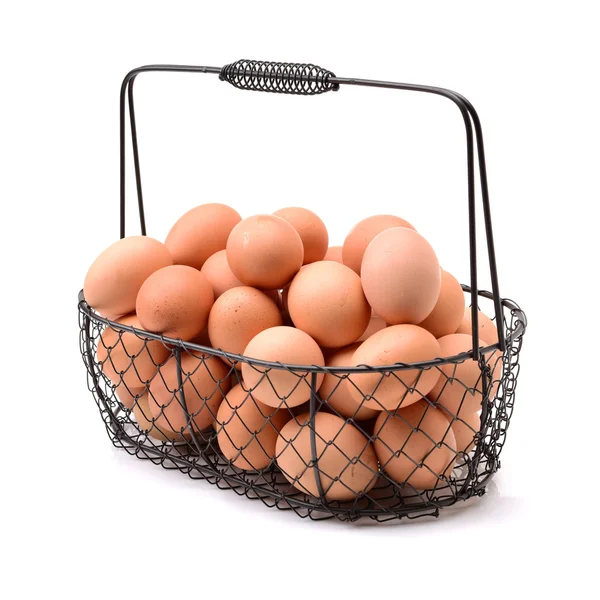 Ovos crus em cesta de ferro — Fotografia de Stock