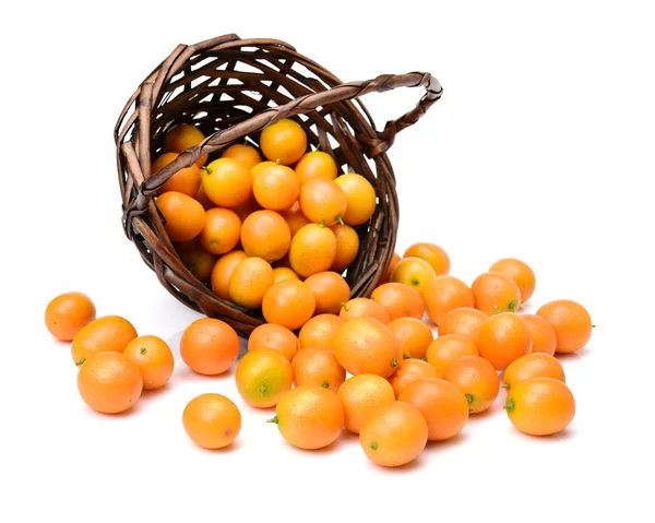 Zralé pomeranče v košíku — Stock fotografie