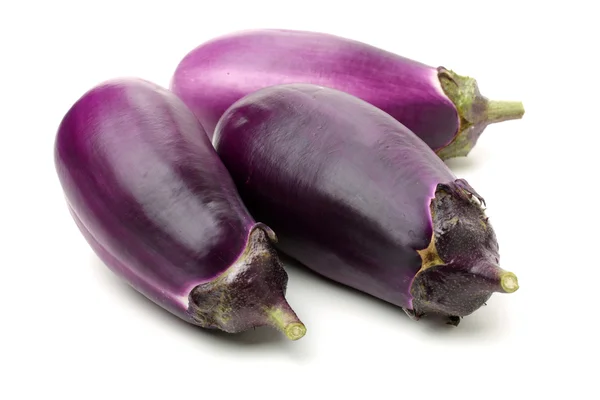 Aubergines sur fond blanc — Photo