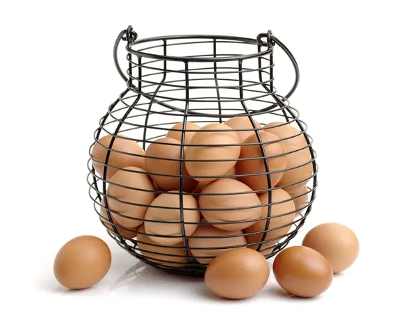 Сырые яйца в железной корзине — стоковое фото