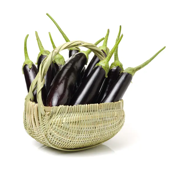 Aubergines op witte achtergrond — Stockfoto