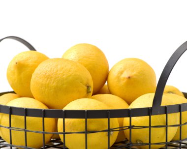 Beyaz arkaplanda taze limon