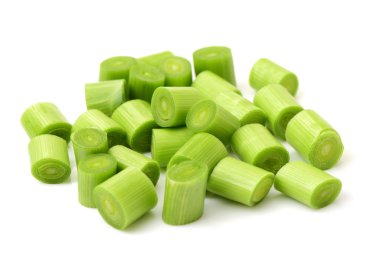 beyaz zemin üzerine taze soğan