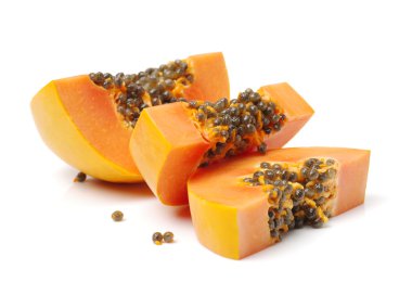 Papaya meyve dilimlenmiş izole üzerinde 
