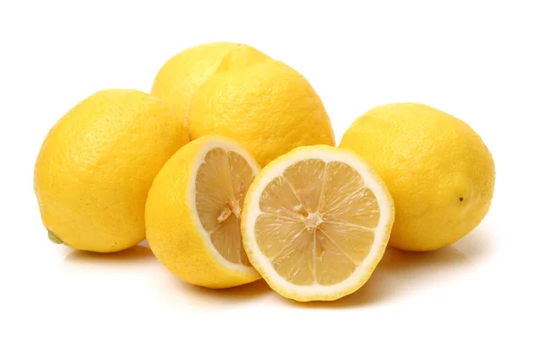 Спелые лимоны на белом фоне — стоковое фото