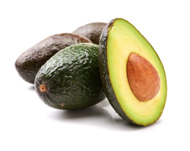 beyaz arkaplanda avokado