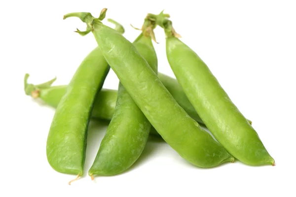 Guisantes frescos aislados sobre blanco — Foto de Stock