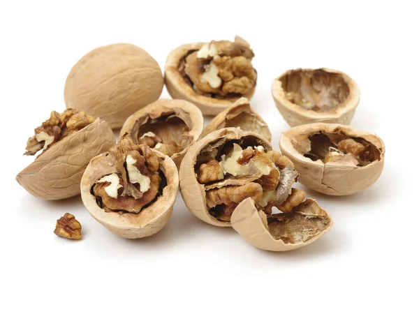 Izolované na bílém popraskané vlašské ořechy — Stock fotografie