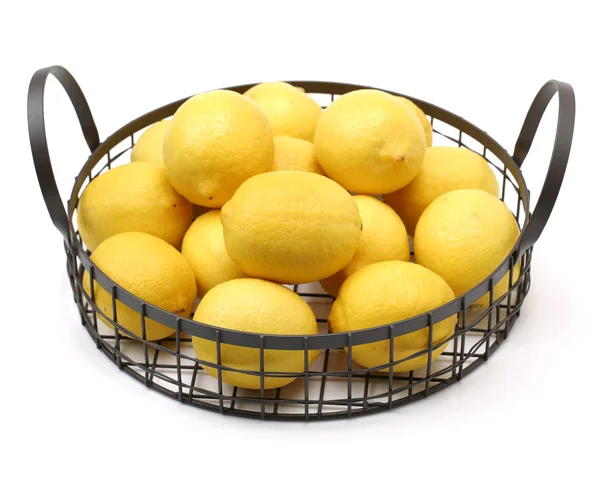 Limão fresco sobre fundo branco — Fotografia de Stock