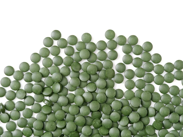 Spirulina tabletleri beyaz zemin üzerine yığını — Stok fotoğraf
