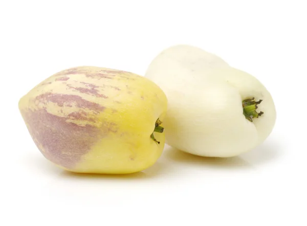 Pepino fresco en blanco — Foto de Stock